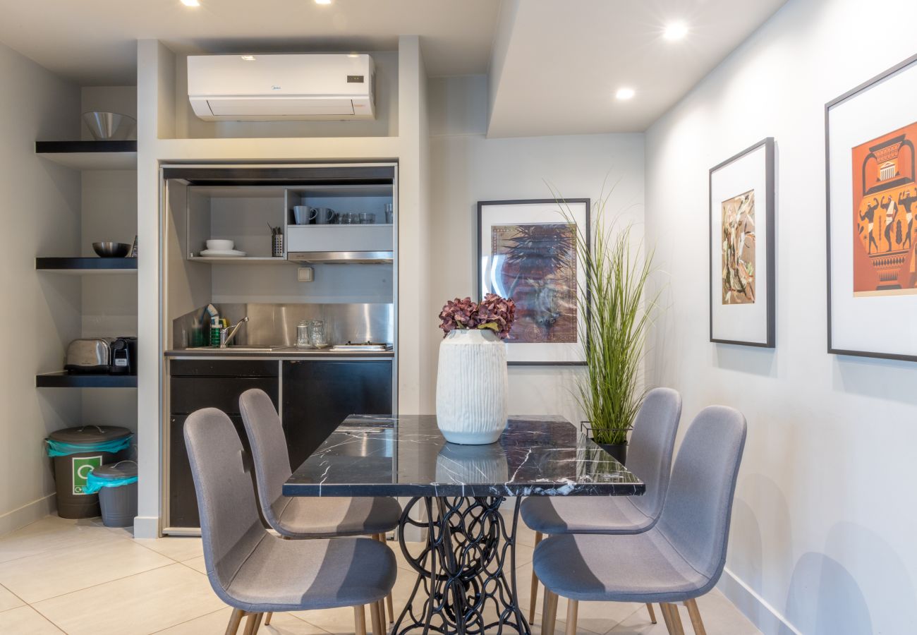Apartment in Athens - Superb Central Athens Suite with Rooftop – Perfect for 5 Guests, 85sqm