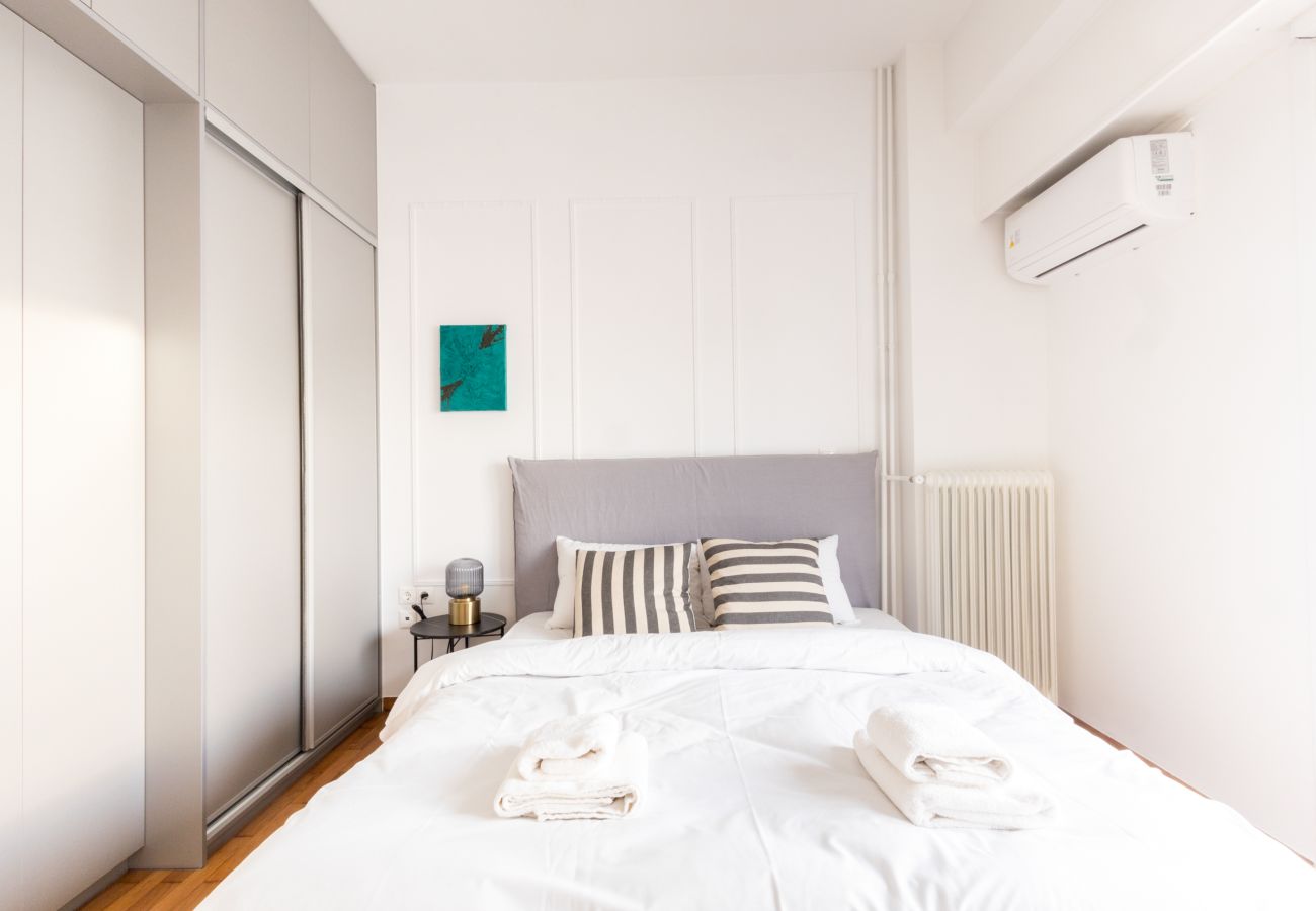 Apartment in Glyfada - Charming Seaside Apartment | Elegant 2BR in Glyfada