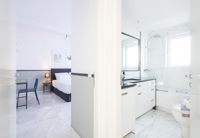 Apartment in Alimos - Elegant Coastal Haven: Fully Renovated 3-Bedroom Apartment Apartment in Alimos - Elegant Coastal Haven: Fully Renovated 3-Bedroom Apartment