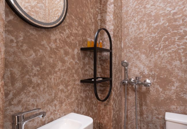 Apartment in Athens - Vintage Acropolis Retreat: Charming 3-Bdrm in Koukaki Apartment in Athens - Vintage Acropolis Retreat: Charming 3-Bdrm in Koukaki
