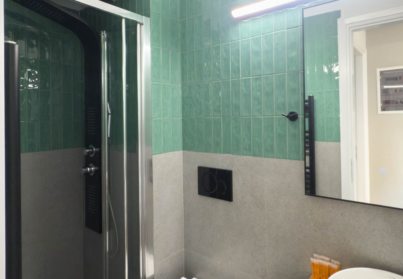 Apartment in Athens - Acropolis Sky Retreat | Jacuzzi & 3BR Maisonette